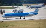 KLM cityhopper mit einer Fokker F-100 PH-OFE ist gerade gelandet und auf dem Weg zum Gate, Flughafen Berlin Tegel, 01.07.08.