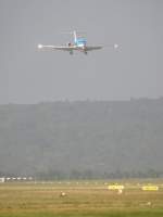 Eine Fokker 100 der KLM im Landenanflug auf Stuttgart (STR) am 30.08.2008.