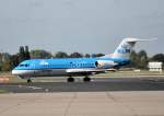 Fokker 70 der KLM-cityhopper, PH-KZH, auf dem Rollweg in Dsseldorf - 09.10.2009