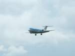Eine KLM Fokker 70 beim Landeanflug auf Stuttgart Flughafen. (03.06.2008)