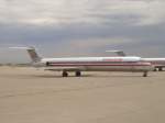 Eine MD 83 der American Airlines auf dem Rollfeld des Flughafens Chicago O'Hare International. (09.06.2006)