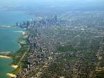 Nach dem Start in Chicago sehen wir bereits das Stadtzentrum (Loop) mit dem Sears Tower in der Mitte, 24. Mai 2003