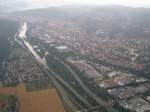 Im Landeanflug auf STR (Stuttgart) berfliegt man aus Osten die Stadt Esslingen (Neckar). (2005)