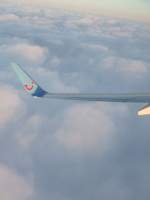 Kurvenflug im Morgenrot in einer Boeing 737-800 der Hapagfly auf dem Weg nach Berlin-Tegel am 25.09.2008.