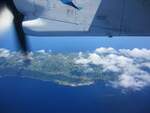 Die DHC-8-400 CS-TRE der SATA Air Azores passiert am 26.07.2023 auf dem Flug von der Azoren-Insel Sao Miguel zur Insel Faial die Insel Sao Jorge auf der Steuerbordseite.