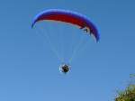 Dieser Motorgleitschirmflieger kam ber dem Strand an der Ostseekste bei Brook (Mecklenburg) entlang; 07.07.2010
