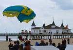 Punktgenaue Landung am Strand vom Seebad Ahlbeck. - 11.05.2013