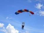 Fallschirm-Tandemsprung kurz vor der Landung, Flugplatz Bremgarten, mai 2013