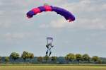 Fallschirmspringer kurz vor der Landung in Mggenhausen - 11.08.2013