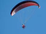 Motorisierter Paragleiter (Powerplay Sting 250) macht mit seinem drhnendem Gerusch auf sich aufmerksam; 130701