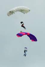 2 Springer im Anflug auf den Flugplatz Müggenhausen - 11.08.2013