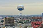 Fesselballon (D-OCUL) mit Aussichtsplattform über Berlin.