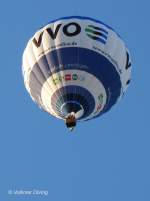 Ein Heißluftballon mit Werbung für den Verkehrsverbund Oberelbe  einfach umsteigen  - Dresden, 01.05.2007