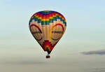 Heißluftballon D-OAAT  Covestro  schwebt auf den Landeplatz bei Euskirchen zu - 13.08.2017