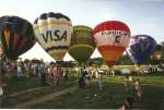 Juni 2002: Hessentag in Idstein. Einer der Programmpunkte war ein Massenstart von Heissluftballons. Hier sind gleich 5 Ballons zu sehen, die kurz vor dem Abheben stehen