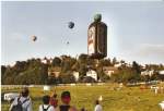 Juni 2002: Hessentag in Idstein. Einer der Programmpunkte war ein Massenstart von Heissluftballons. Mit dabei auch die Jgermeisterflasche, die eben abgehoben hat