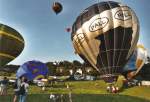Juni 2002. Hessentag in Idstein. Einer der Programmpunkte war ein Massenstart von Heissluftballons. Einige sind bereits in der Luft, andere sind kurz vor dem abheben und noch andere liegen mit einer leeren Hlle noch am Boden (digitalisiertes Dia)