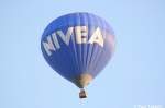 Ein Heissluftballon mit NIVEA-Werbung am Abend des 30. August 2008 ber Wien.
