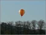 . (LX-BAR) Da am 17.04.10 keine Flugzeuge am Himmel zu sehen waren, fiel der Heiluftballon LX-BAR besonders auf. Schieren 17.04.10.