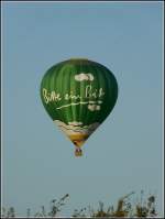 Heiluftballon mit  Bitte ein Bit  Werbung fhrt langsam nach oben.
