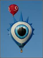 Man glaubt das Auge des  youz-lu  Ballons htte alles im Blick bei der Mosel Ballon Fiesta in Fhren am 21.08.2010.