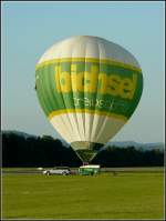Dieser Heiluftballon mit Werbung wird sich in krze in die Lfte beim Mosel Ballon Fiesta in Fhren erheben. 21.08.2010