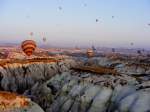 Ballonfahrt in den Sonnenaufgang Kappadokiens (Türkei) am 4.9.2011.
