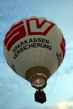 ich wunderte mich ber ein komisches gerusch und siehe da ein Heiluftballon schwebte knapp ber dem Haus der Verwandschaft in Eineborn ( Thringen ) hinweg