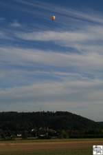 Ein Heiluftballon schwebt bei bester Sicht ber den Markt Mitwitz im Landkreis Kronach. Die Aufnhame entstand am Abend des 6. August 2008.