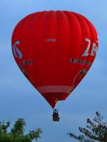 Heißluftballon G-BYMX mit ZENTIS Werbung am 12.07.2013 über Aachen.