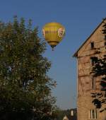 Heißluftballon D-OTGW mit Warsteiner Werbung im Abendlicht über Schleiz.