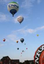 Ballone nach dem Start, 16.08.2013, Kevelaer (19. Heiluft-Ballon-Festival), Germany 