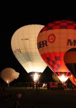 Nachtglhen (hierbei werden die Ballone zum Rhythmus der eingespielten Musik entsprechend gefeuert), 16.08.2013, Kevelaer (19. Heiluft-Ballon-Festival), Germany 
