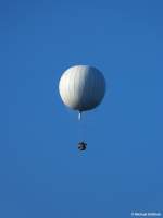 Gasballon unterwegs am 4. Oktober 2014 - gesehen vom Bahnhof Gladbeck West.