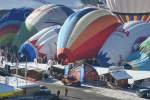 Mehrere Heissluftballone bei den Vorbereitungen fr den Start in Chteau d'Oex am 30.01.2009 