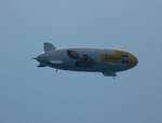 Zeppelin D-LZZF mit Werbung  ZEPPELIN CAT  unterwegs oberhalb vom Bodensee bei Wasserburg am 08.08.2018.
