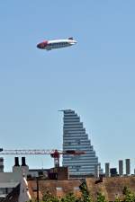 Edelweiss Zeppelin überfliegt den neuen Roche Tower in Basel.