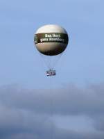  Hamburgs hchster Aussichtspunkt : Highflyer, einer der weltweit grten Fesselballons mit Werbung  Das liest ganz Hamburg  in ca.