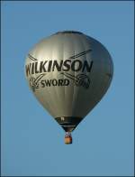 Der Ballon mit seiner Wilkinson Werbung erhebt sich langsam in die Luft in Trier-Fhren whrend der Mosel Ballon Fiesta am 21.08.2010.