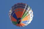 Ein Heiluftballon mit BGV-Werbung (Badisch Gut Versichert) fliegt dicht ber mir (28.08.10)