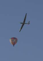 Ein Segelflugzeug und ein Heiluftballon am Abendhimmel ber Karlsruhe (11.09.10)