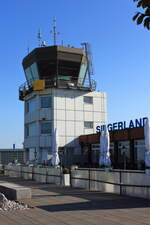 Tower-Gebäude des Siegerland-Flughafens. Siegerland (EDGS) am 11.09.2023.