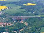 Die Göltzschtalbrücke ist die größete Ziegelsteinbrücke der Welt. Sie befindet sich im sächsischen Mylau und liegt auf der Bahnstrecke Leipzig-Hof. Am 10.5.2018 fotografiert aus der Zlin 42 D-EWMR.