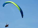 Paragleiter dreht am Schafberg ...  JohannJ 30.07.2018