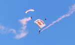 Die beiden Fallschirmspringer der Red Bull Air Force bei der Sun`n Fun Airshow am LakelandLinder Int.