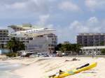 Auch nicht viel Platz ber dem Flughafenzaum bleibt bei diesem Anflug auf den Airport St.Maarten