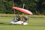 Ein Ultraleicht-Trike beim Start auf dem Flugplatzfest Karlsruhe-Forchheim am 18.09.10