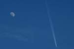 Ein zweistrahliges Flugzeug einer unbekannten Airline fliegt  nahe am Mond vorbei  (23.04.10)
