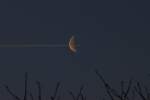 In den frhen Morgenstunden zieht ein Flugzeug seinen Kondensstreifen ber den abnehmenden Halbmond. - 06.03.2013