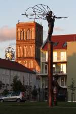 Das neue Denkmal fr die Brder Lilienthal in Anklam. Aufgestellt anlsslich des 750-jhrigen Stadtjubilums in diesem Jahr. Aufnahme vom 18.08.2014, Standort Keilstrasse. Im Hintergrund Rathaus und Nikolaikirche (ehemals Ikareum).